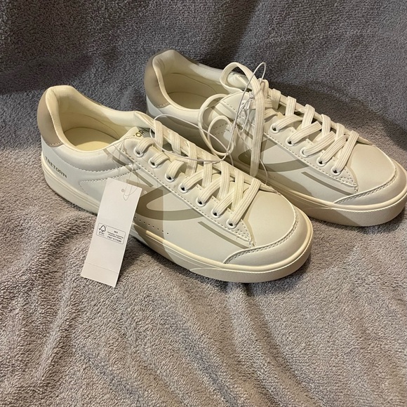 Tretorn Women's Cream Athletic Shoes - Picture 1 of 6